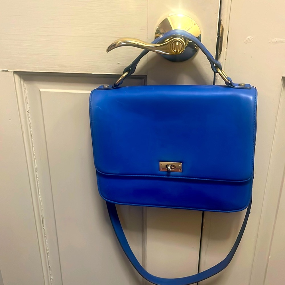 Jcrew. 10”x8 1/2”. One inside pocket and zip pocket. Fastens in front.